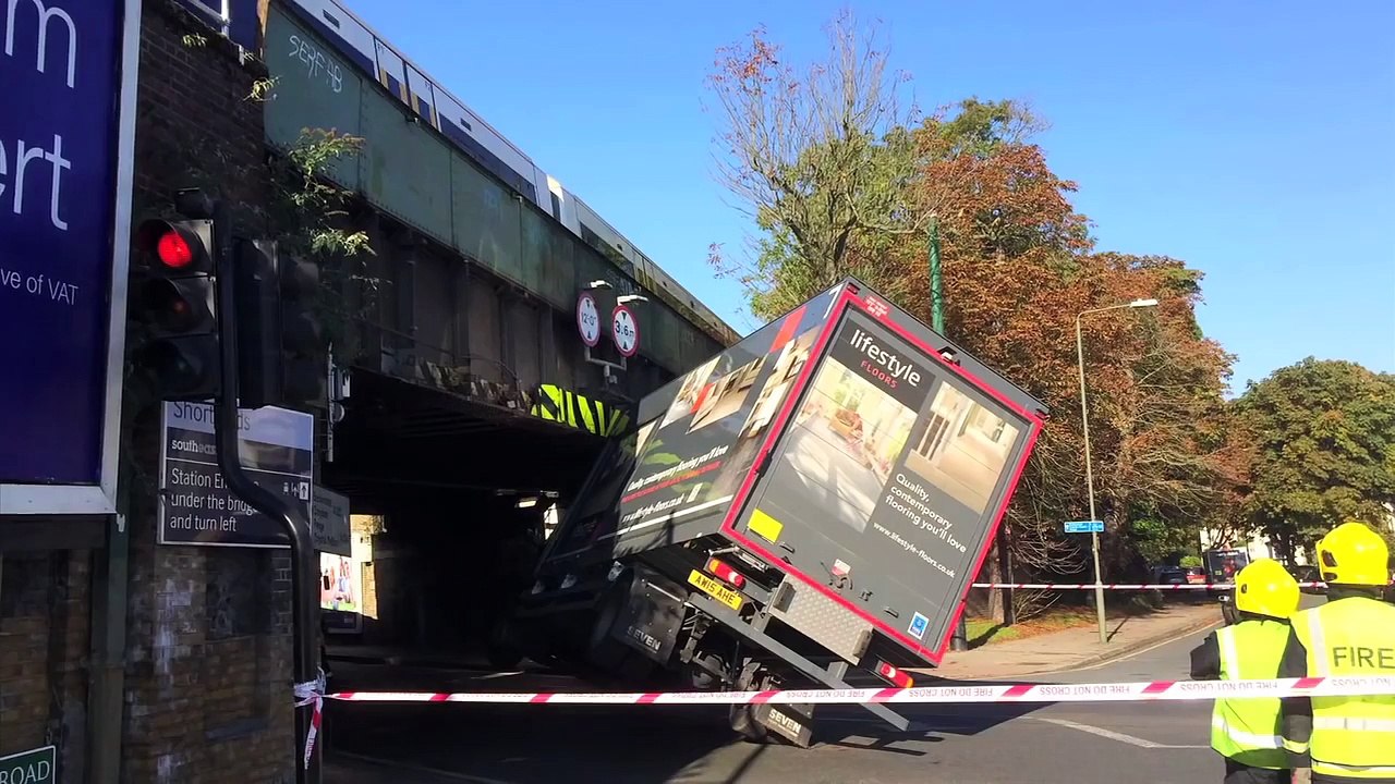 Truck Crash Shortlands, London, 09-10-2015
