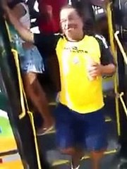 Bêbados Caindo do degraus do bus