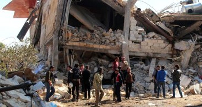 Rus Uçakları Suriye'de Hastane ve Yerleşim Yerini Hedef Aldı: 37 Ölü