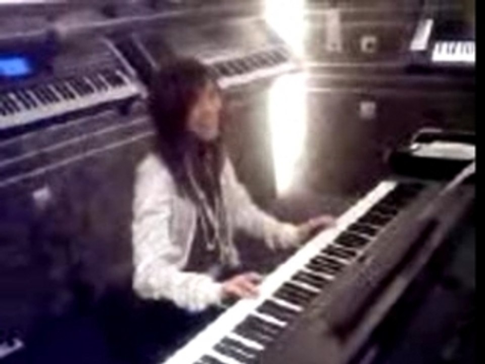 Liya plays piano