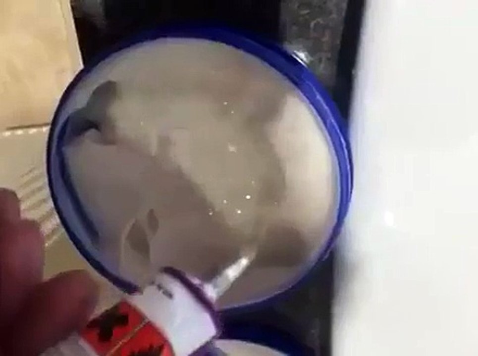 Il remplace le gel de son pote par de la glue
