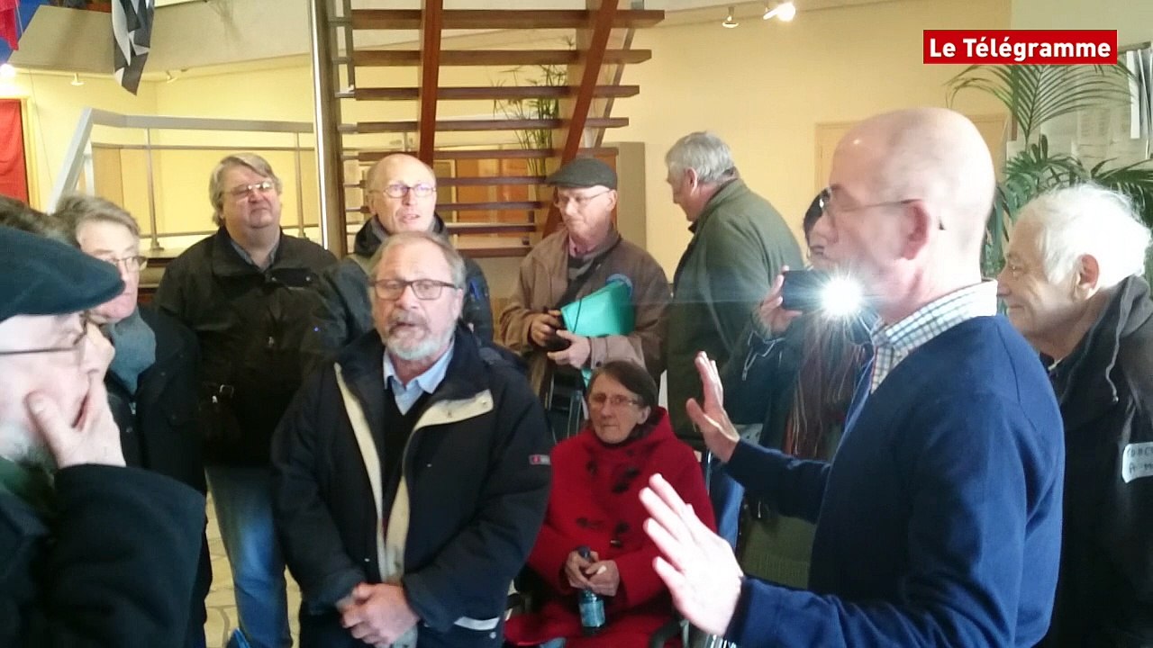 Douarnenez. Le comité des usagers de l'hôpital investit la mairie