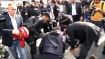 Polisle göstericiler arasında tekme tokat arbede (İÜ'de müdahale)