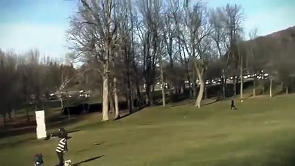 (VIDEO SHOCK): AQUILA TENTA DI RAPIRE UN BAMBINO AL PARCO