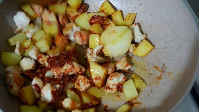 Куриная грудка с картошкой в соусе (Tavuklu Bezelye)