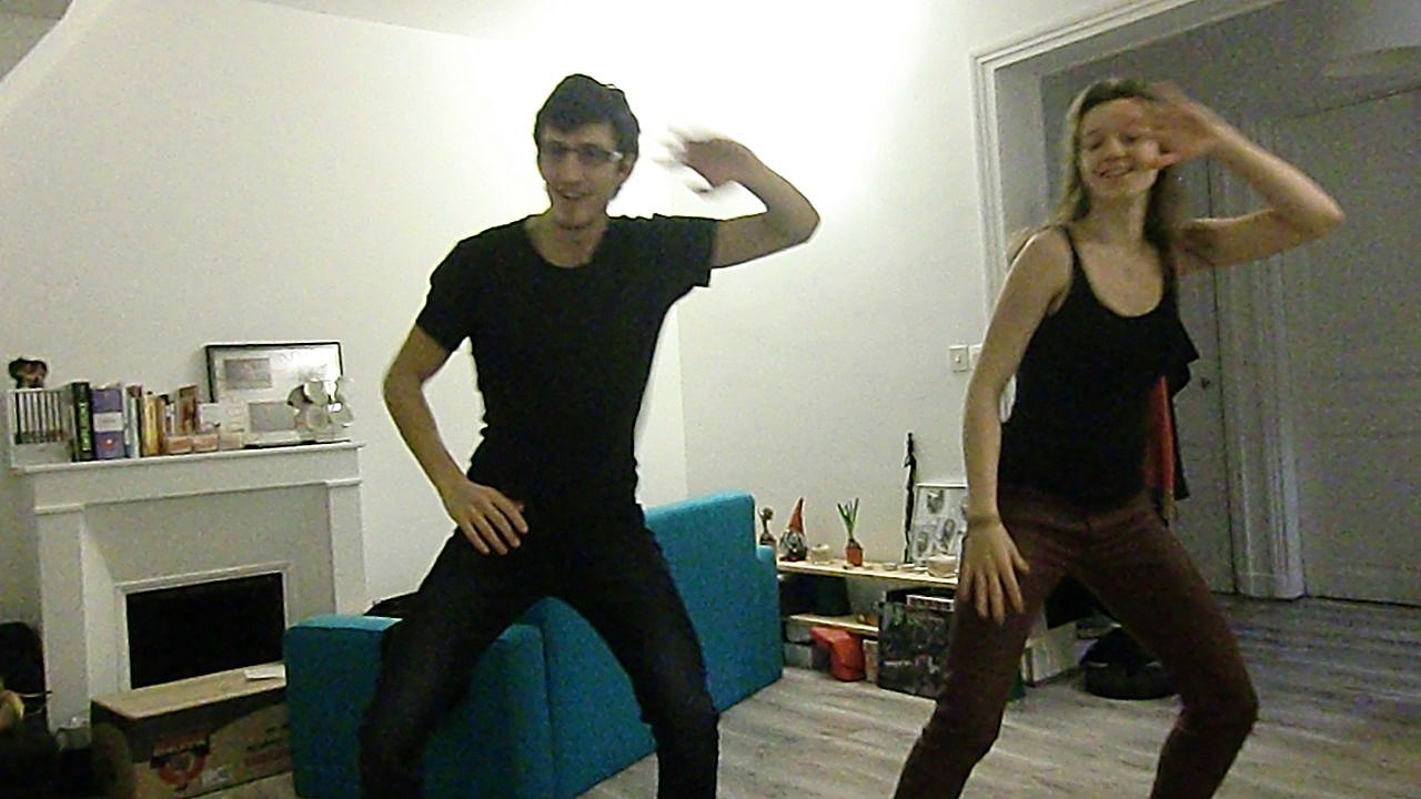 De face, avec la musique!