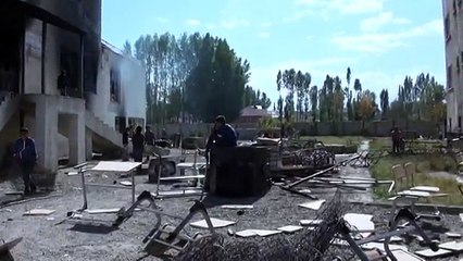 Polis gelmeyince Yüksekova'da kız yurdunu yağmalayıp yaktılar