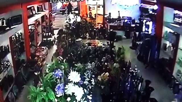Biber gazı kapsülü işyerine isabet etti, müşteriler kaçıştı (Güvenlik kamerası)