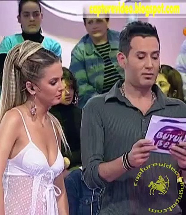 Ece Erken Beyaz Mini Elbise Harika gögüs Dekoltesi