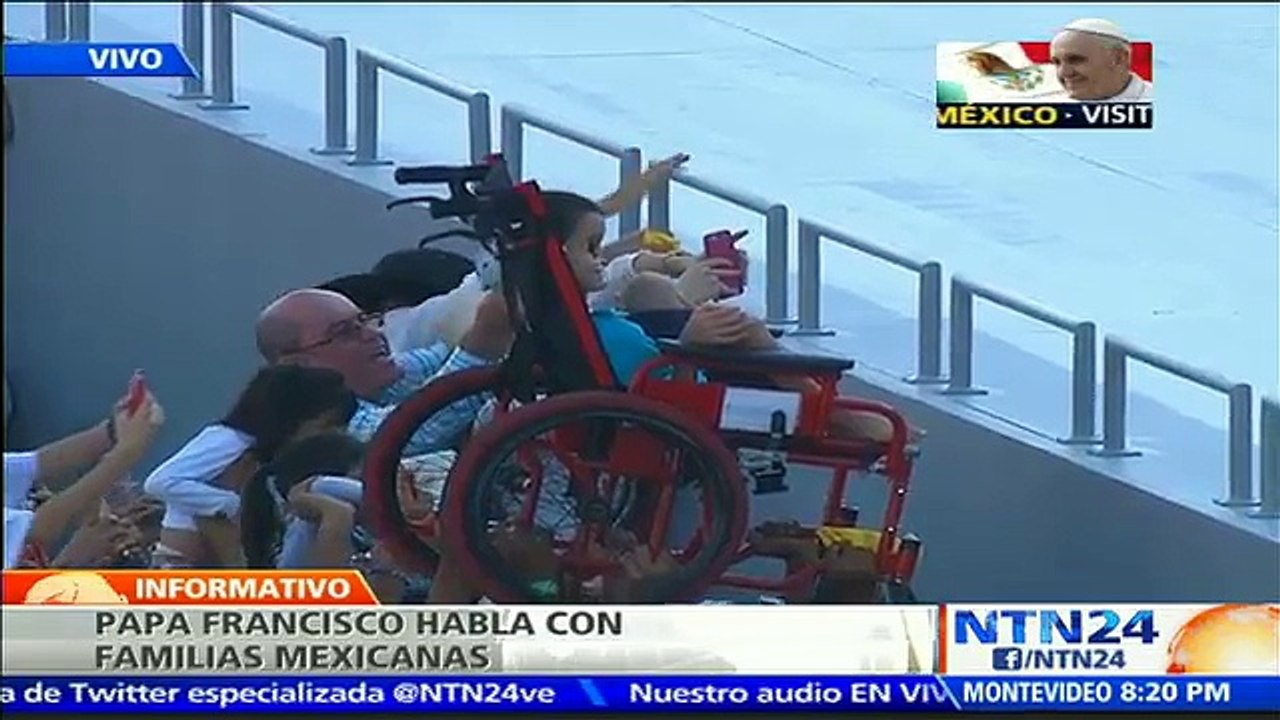 Papa Francisco bendice a un niño en silla de ruedas que estuvo presente en su eucaristía en Tuxtla Gutiérrez, México