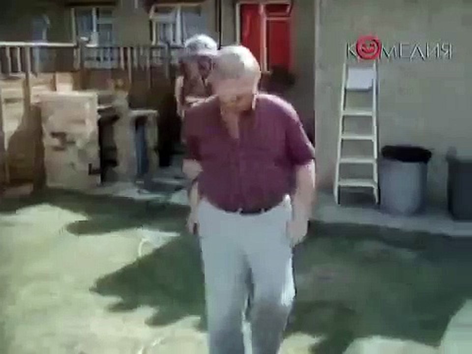 В КОНЦЕ РОЛИКА Я УПАЛА ПОД СТОЛ))))