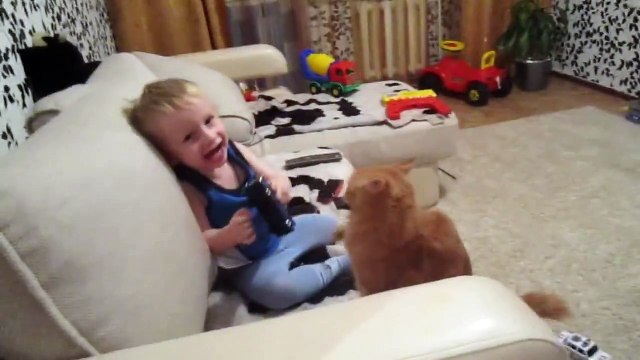 Кот воспитывает ребенка) Очень смешно)))