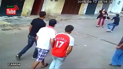 شاهد سرقة علنية في واضح النهار أمام أعين الناس وهم يتفرجون في مدينة فاس