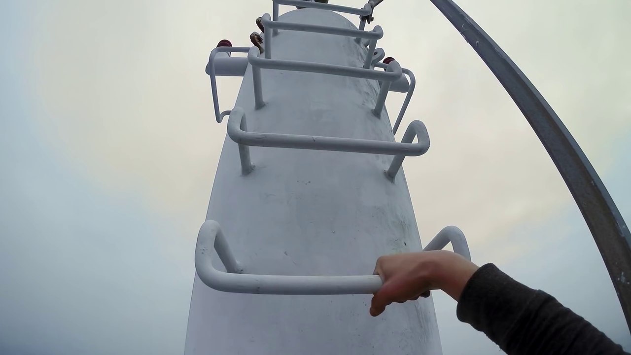 Prendre une selfie du haut de plus grand gratte-ciel de chine : Flippant