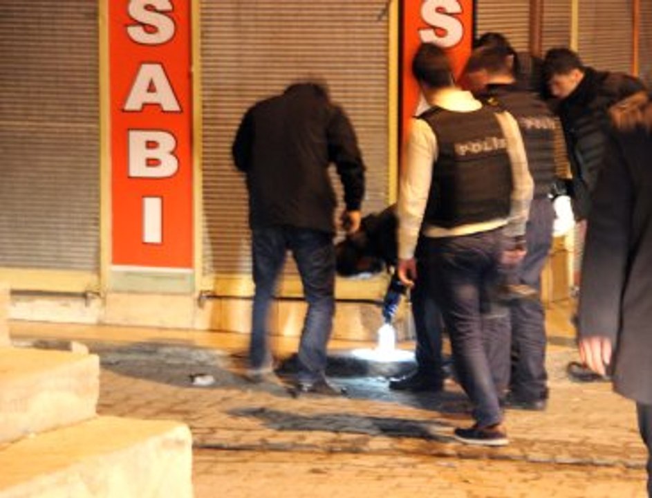 Polise Saldırmak İsteyen Terör Örgütü Yandaşlarını Vatandaşlar Kovaladı