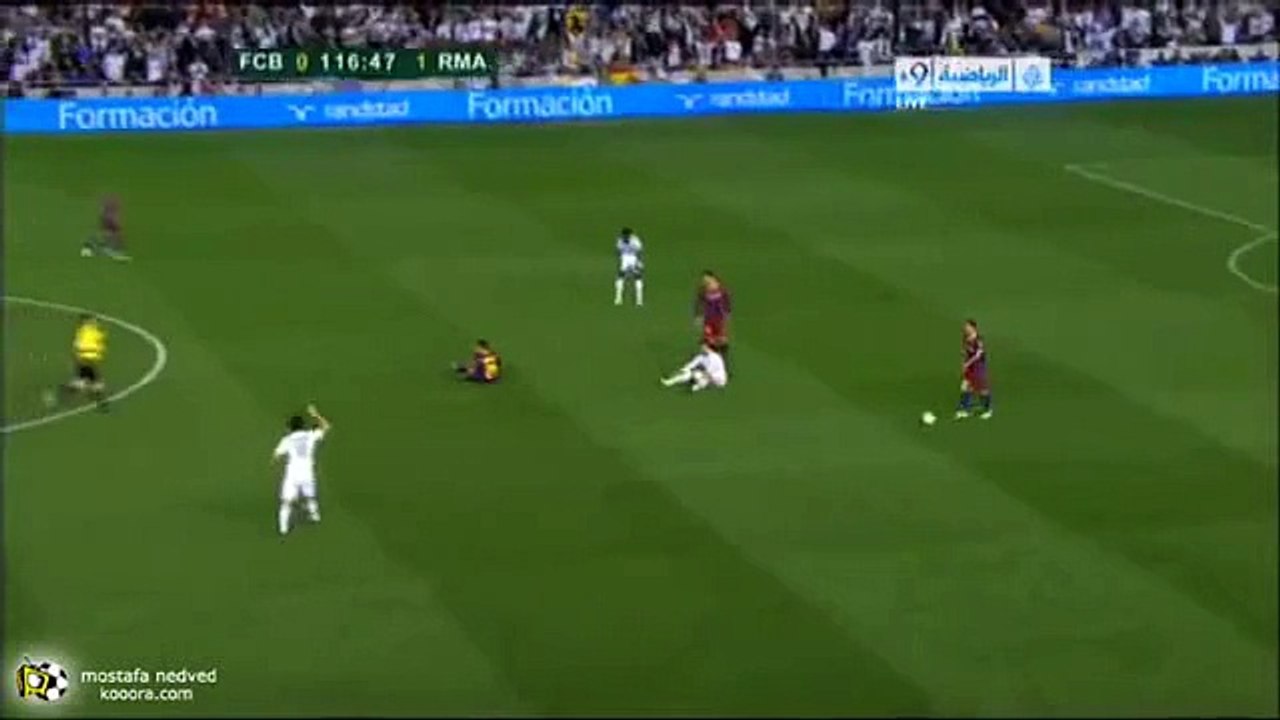 كرستيانو رونالدو يراوغ و يسحب ميسي