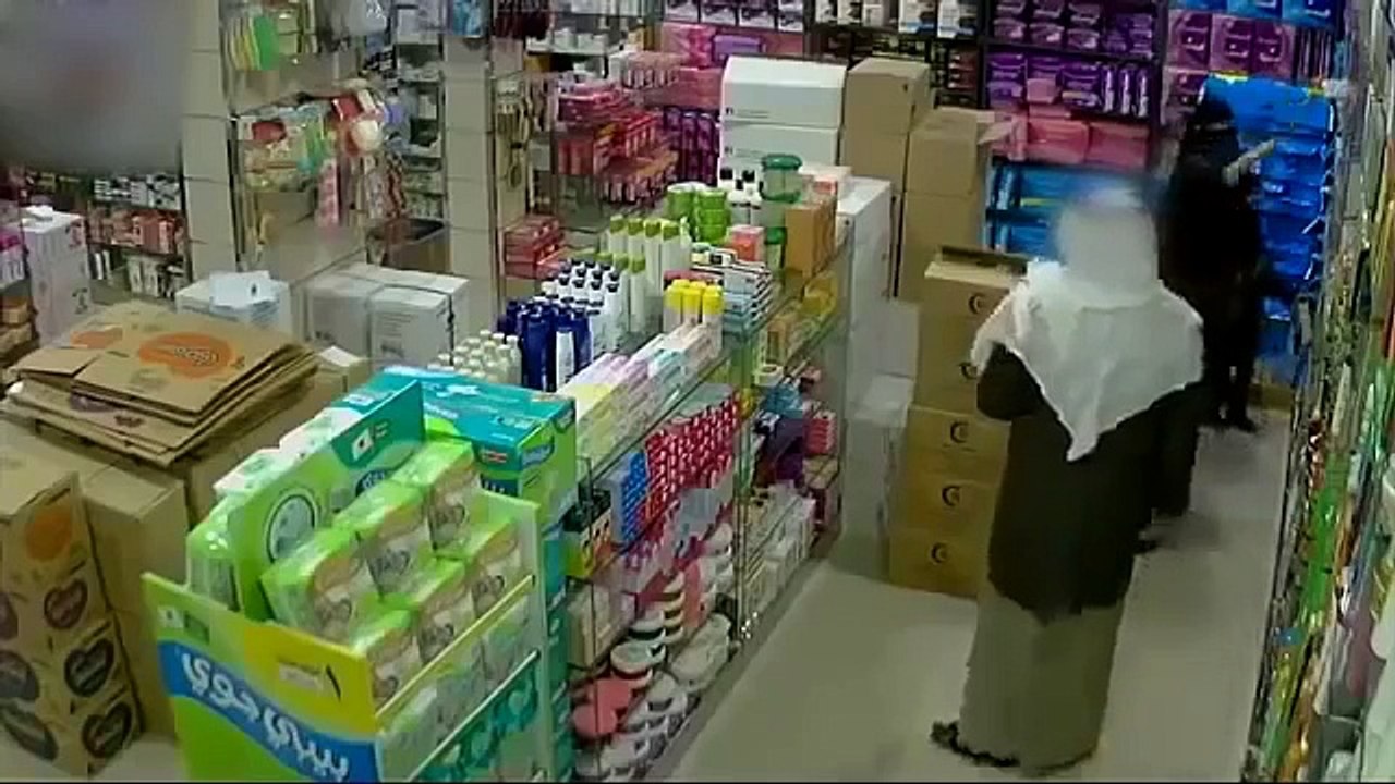 _عائلة كاملة تتعاون لـ سرقة صيدلية فى الرياض السعودية__