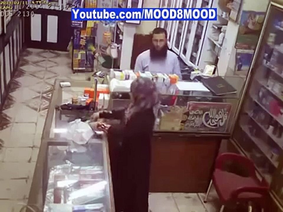 _بنت تسرق بذكاء وسرعة بديهة لكن كشفتها الكاميرا__