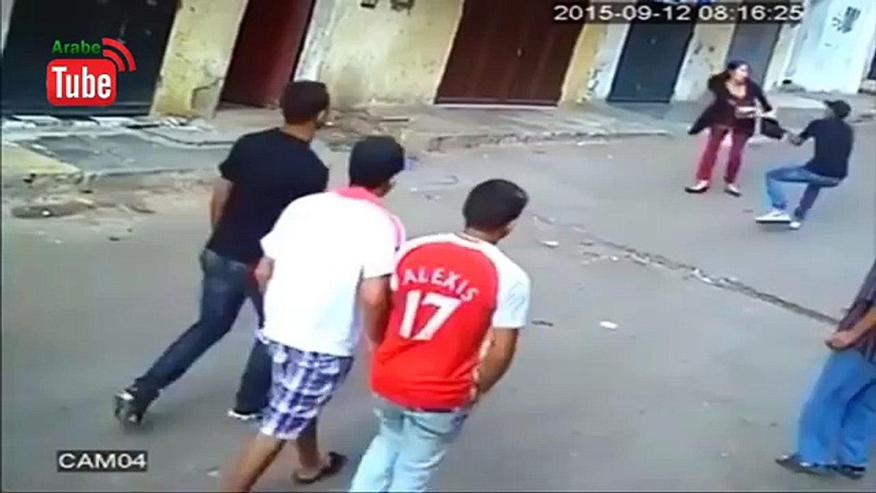 _شاهد سرقة علنية في واضح النهار أمام أعين الناس وهم يتفرجون في مدينة فاس__