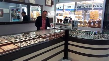 Sahte dövizle kuyumcuyu dolandırdılar
