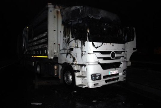 PKK Yandaşları Yol Kesip TIR'ı Kundakladı