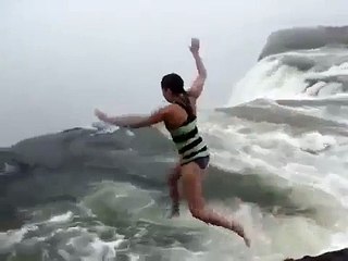 Дьявольский бассейн водопада Виктория 128 метров над обрывом