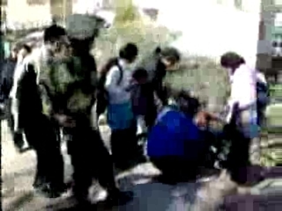 Les sionistes attaquent une pacifiste chrétienne.avi[1]