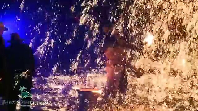 Фестиваль фонарей в Китае Метание Расплавленного Железа Lantern Festival Molten Iron Throwing