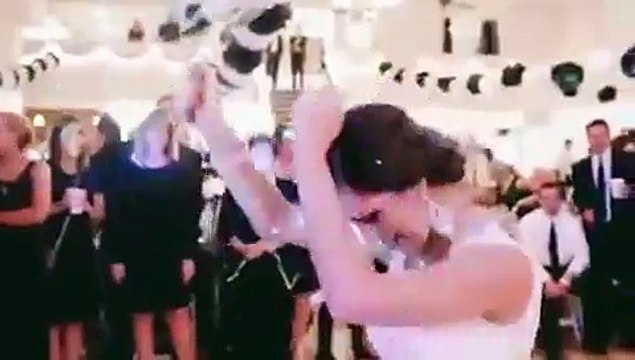 En Etkili Gelin Çiçeği Yakalayan Bekar Bayan