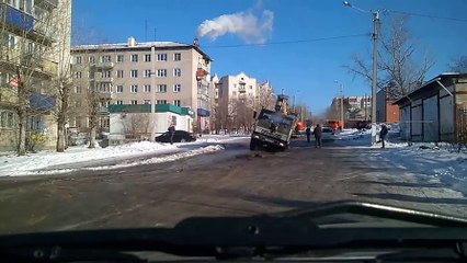 Чита. КамАЗ провалился на дороге (13.02.2016 г.)