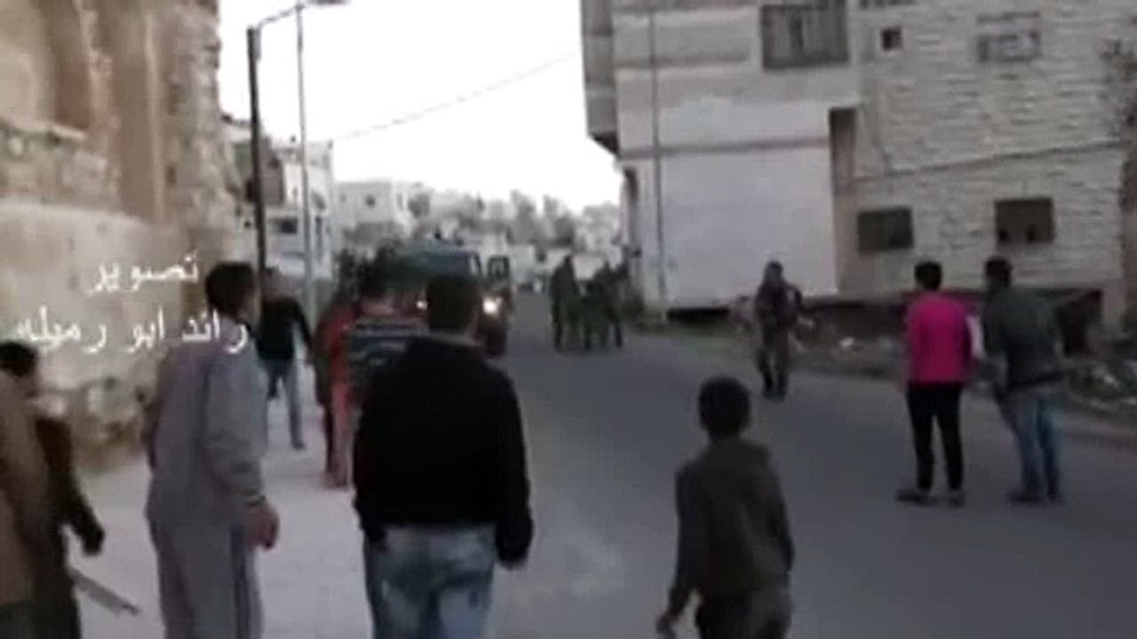 جيش الاحتلال ينكل بفلسطيني مقعد في الخليل