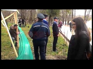 Aktivistë të shoqërisë civile përplasen me policinë bashkiake tek Liqeni Artificial- Ora News