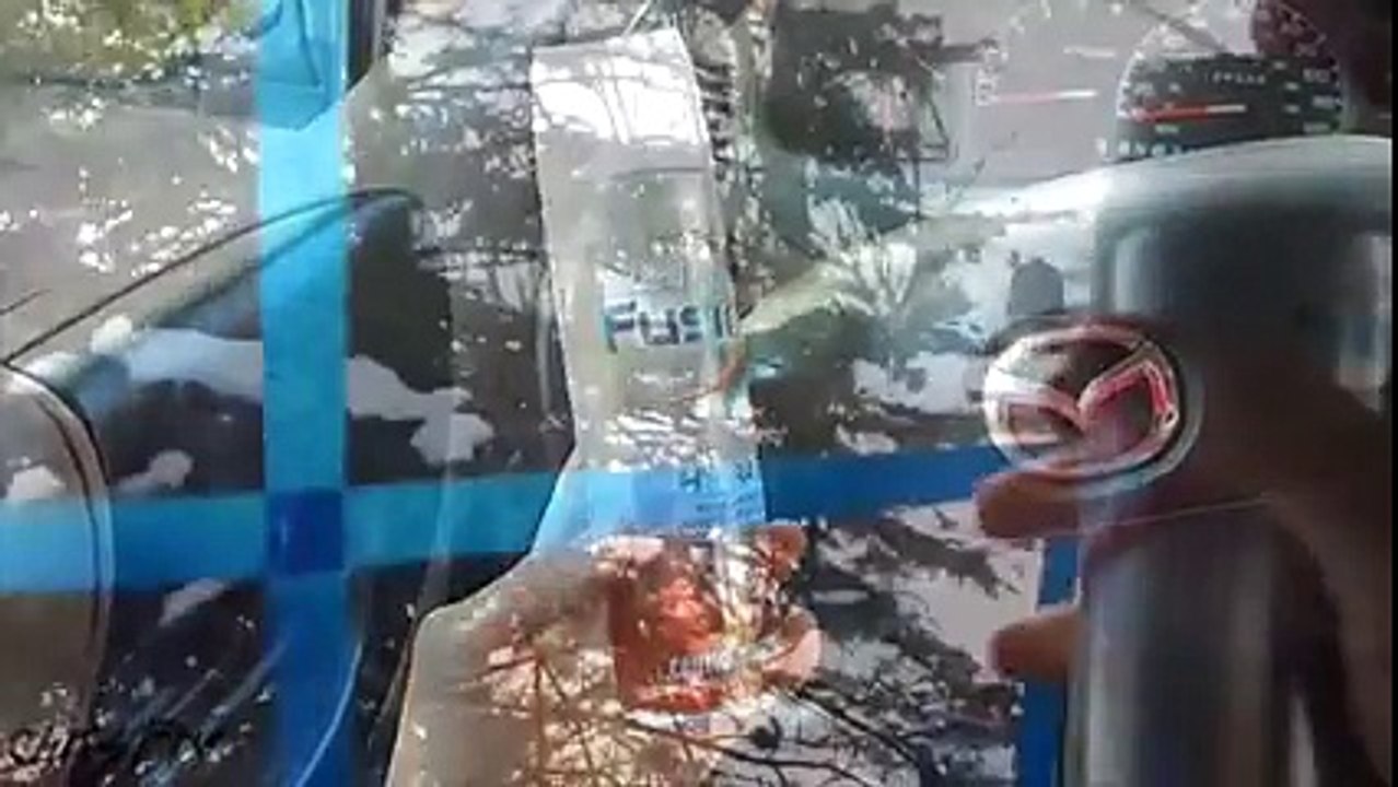 N-o să îți vină să crezi de ce aplică acest bărbat spumă de ras pe geamul mașinii! Și tu trebuie să faci asta!