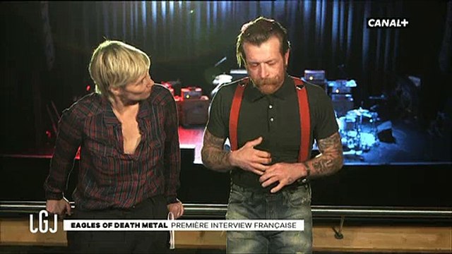 Maïtena Biraben rencontre le leader des Eagles Of Death Metal qui fond en larmes en évoquant Paris - Regardez