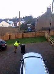 Мужик и мусорное ведро