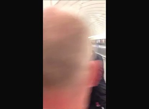 Un taré tente une glissade sur la rampe d'un escalator du métro