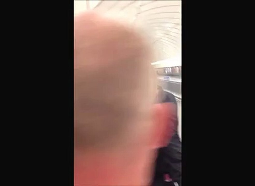 Un taré tente une glissade sur la rampe d'un escalator du métro