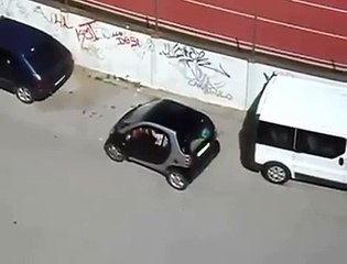 Un femme au volant d'une Smart rate son créneau... Conductrice pas terrible