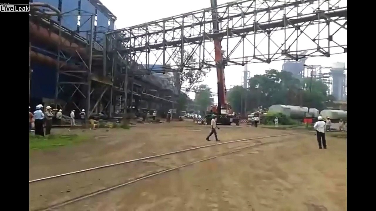 Accident de grue : Une grue cède sous le poids de son chargement