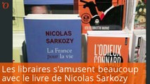 Les libraires s’en donnent à cœur joie avec le livre de Nicolas Sarkozy