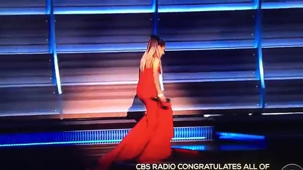 Ariana Grande Performance At Grammy Awards 2016 (VIDEO)