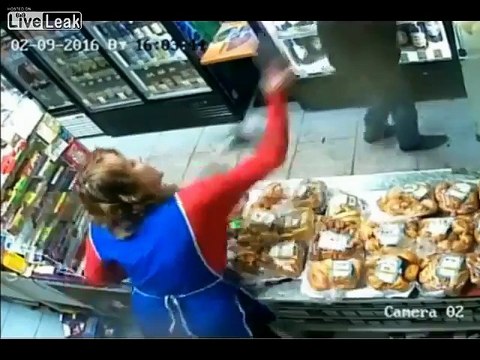 Une caissière pas commode se défend face à un braqueur armé... A coup de calculette