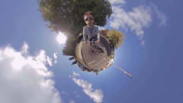 Il se film à 360° pendant une balade à vélo et on a l'impression qu'il vit dans un monde miniature