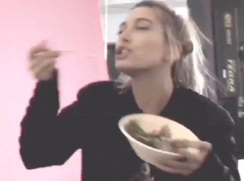 Exclu Vidéo : Hailey Baldwin : Elle mange, danse, rit avant de défiler pour les plus grands créateurs !