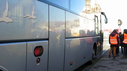 Dunkerque: départ de migrants pour des centres d'accueil