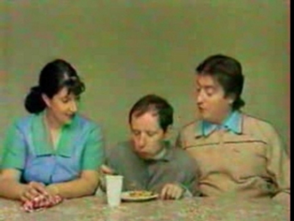 Les Deschiens - Fifils fait bécot à marraine et à parrain