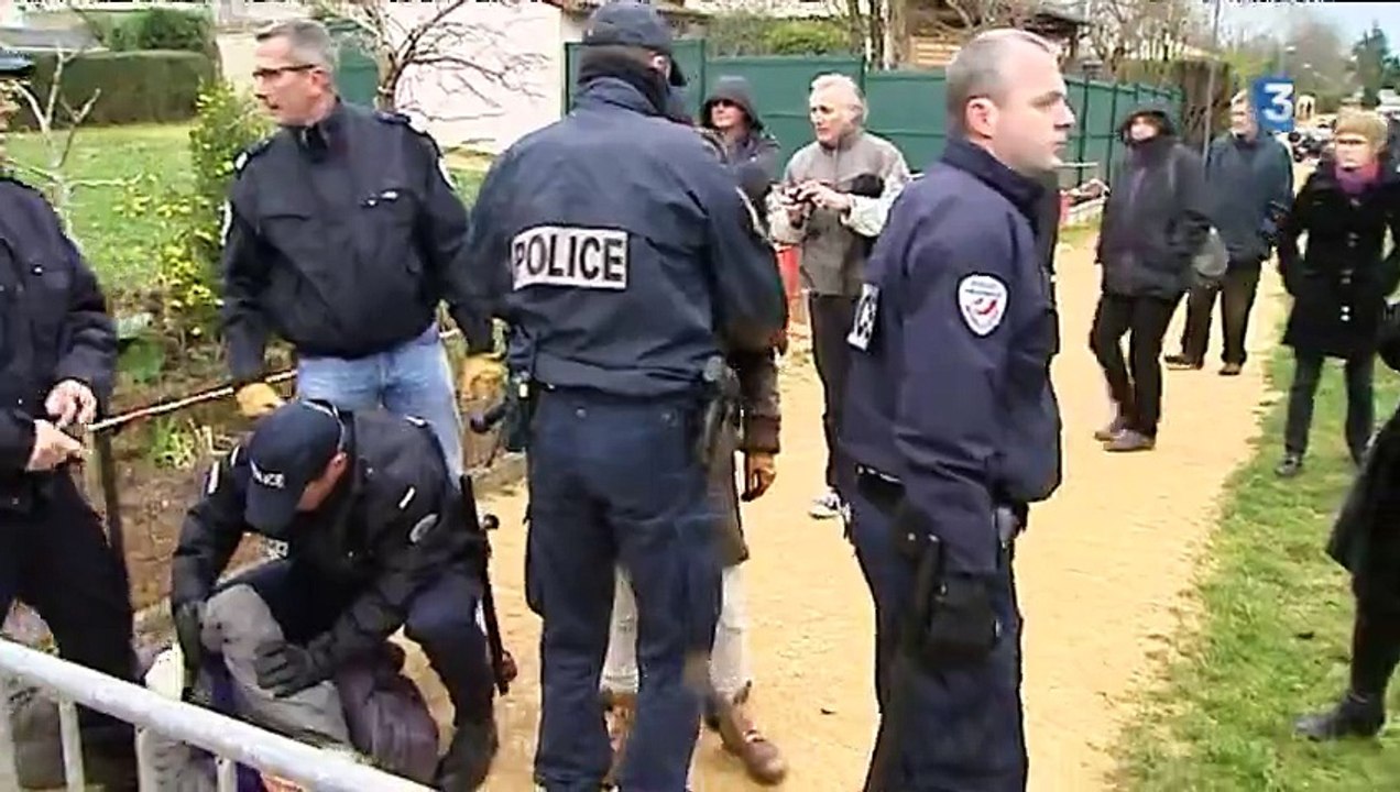 Manifestant contre abattage cette mamie se fait arrêter d'une façon très muslcé