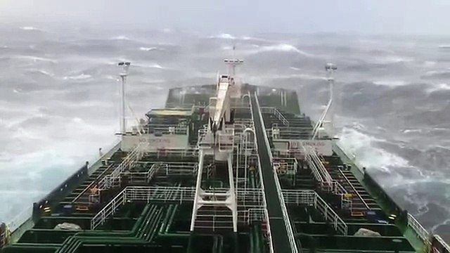 Гигантский танкер попавший в шторм 12 баллов ВОЛНЫ УБИЙЦЫ сильнейший ураган