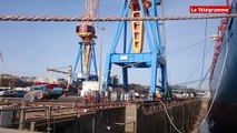 Géant des Mers. L'Emma-Maersk en cale à Brest