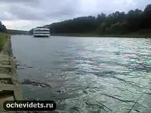 Шокирующее СТОЛКНОВЕНИЕ двух терлоходов в узком канале в России